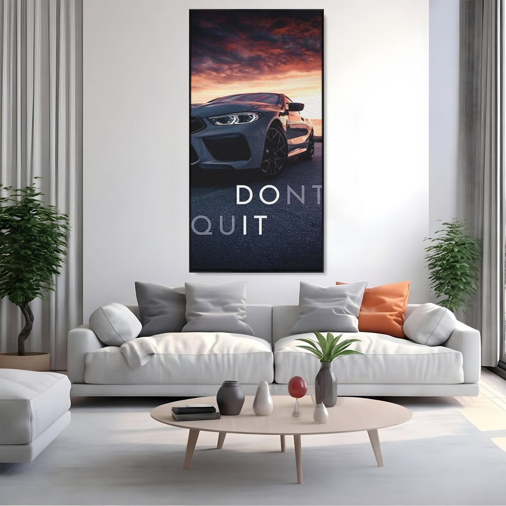 Tablou canvas cu tablou canvas cu masina sport si mesaj, in rama de aluminiu negru, pe perete intr-un living